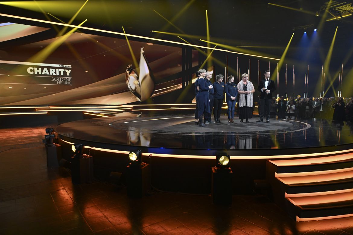 Goldene Henne in Leipzig: ASB-Wünschewagen-Team auf der Bühne mit Moderator Florian Silbereisen