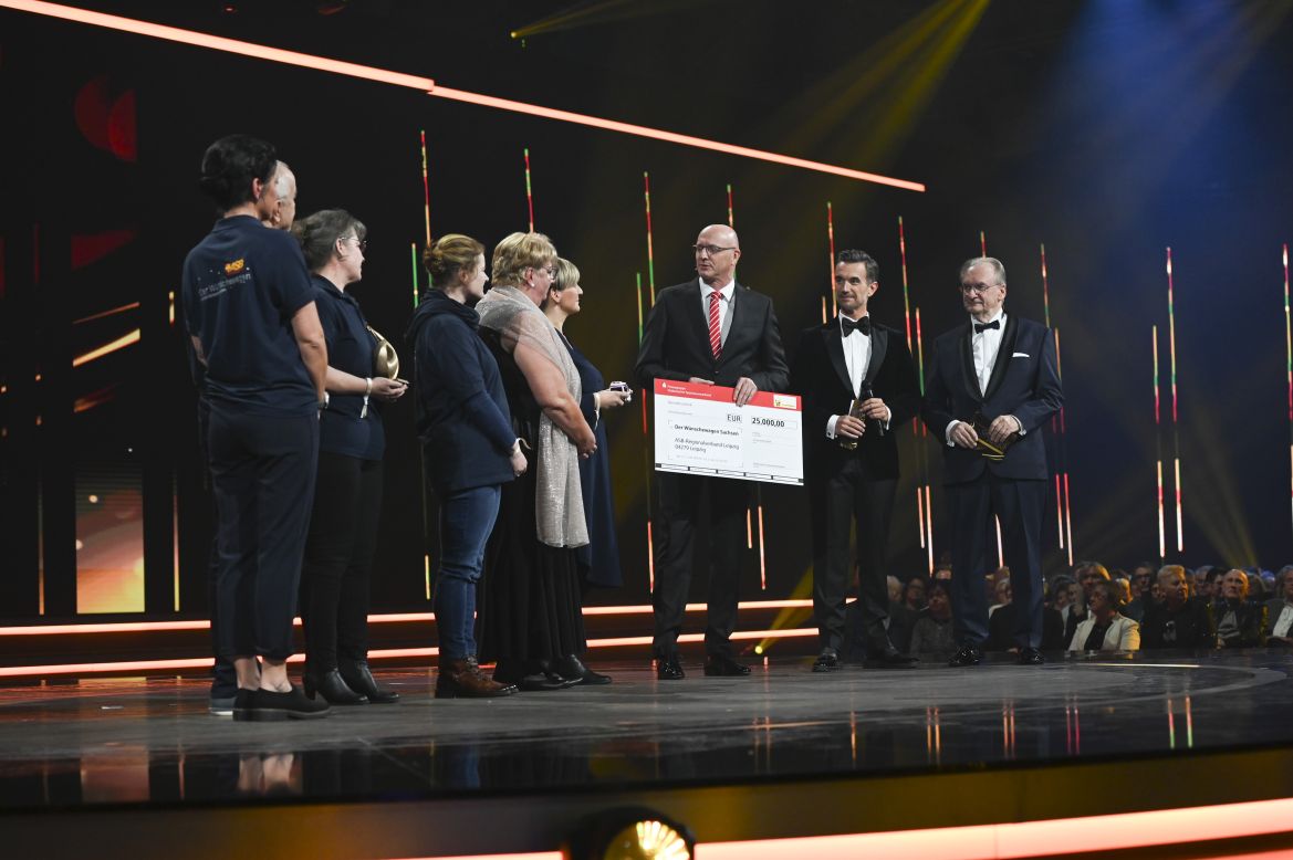 Spendenübergabe bei der Verleihung der Goldenen Henne an den Wünschewagen